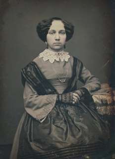 PLATE DAGUERREOTYPE PORTRAIT OF A YOUNG WOMAN  