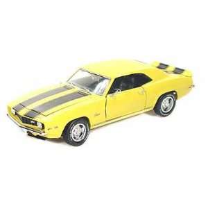  1969 Chevy Camaro Z28 1/24 Yellow w/Black Stripes: Toys 