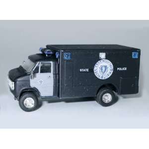   HO (1/87) CHEVY BOX TRUCK MASSACHUSETTS STATE POLICE: Toys & Games