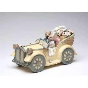  Tan Vintage Car Carrying Brown And Gray Mice With Bouquet 