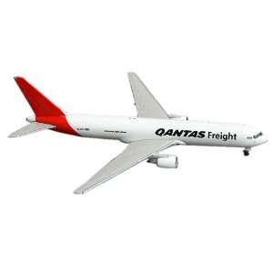    Gemini Jets Qantas Freight B767 300F 1400 Scale Toys & Games