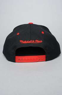 Mitchell & Ness The Chicago Bulls Arch Snapback Cap in Black Red 