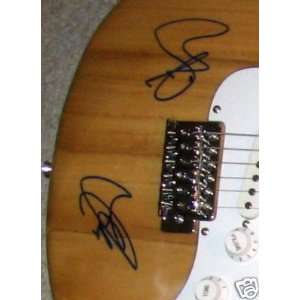 Bill & Tom Kaulitz Tokio Hotel Signed Autograph Guitar   Sports 