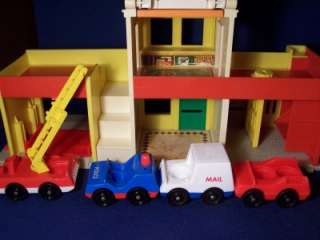 VINTAGE FISHER PRICE LITTLE PEOPLE PLAY FAMILY VILLAGE #997  